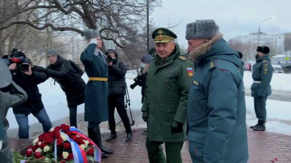 Шойгу возложил цветы к памятнику спасателям и пожарным в Москве