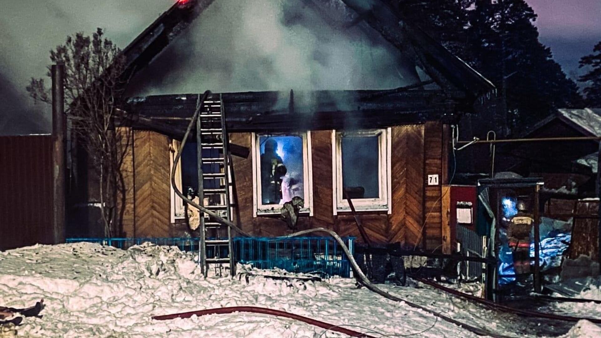 Пожар в частном доме в городе Сарапул, Удмуртия - РИА Новости, 1920, 27.12.2021