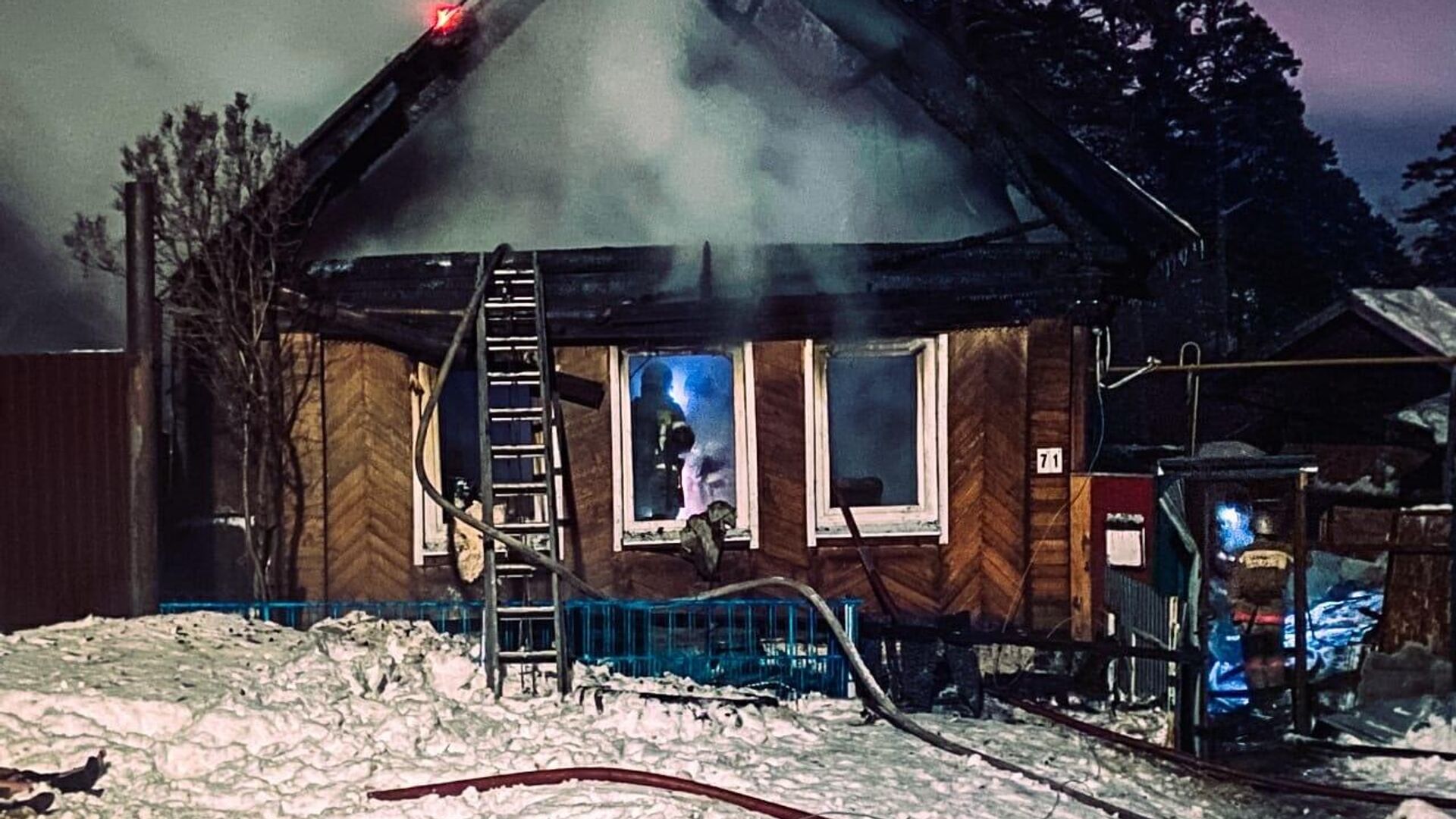 Пожар в частном доме в городе Сарапул, Удмуртия - РИА Новости, 1920, 27.12.2021