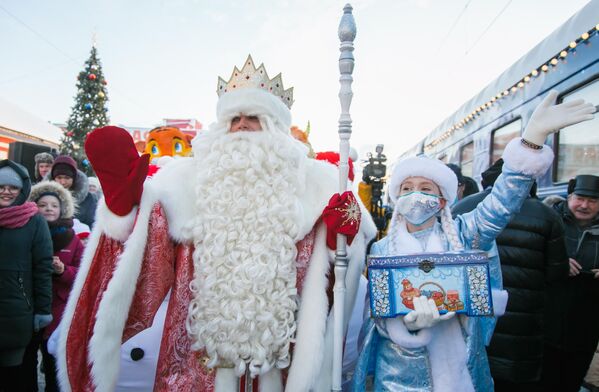 Дед Мороз и Снегурочка на железнодорожном вокзале в Вологде, где сделал свою первую остановку сказочный поезд главного новогоднего волшебника страны