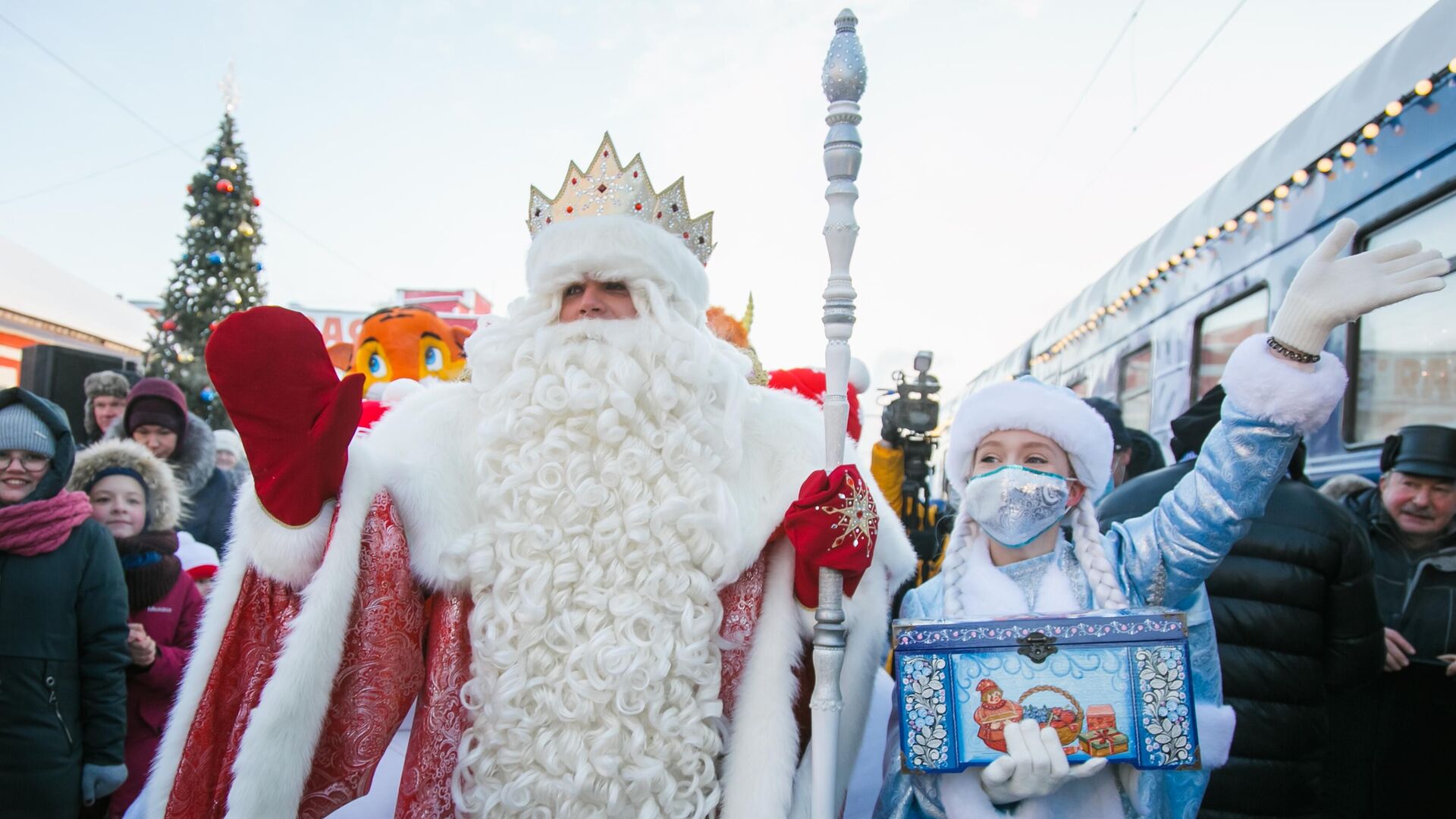 Дед Мороз и Снегурочка на железнодорожном вокзале в Вологде, где сделал свою первую остановку сказочный поезд главного новогоднего волшебника страны - РИА Новости, 1920, 06.01.2022