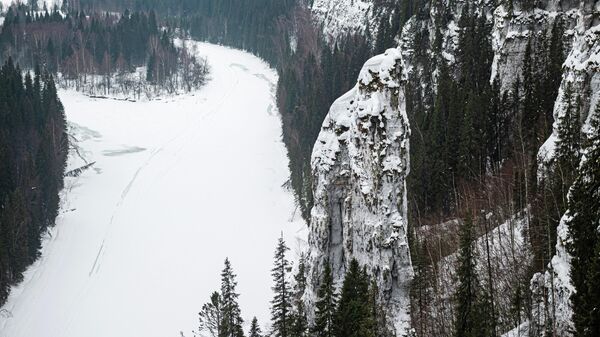 Огромный каменный массив Усьвинские столбы на правом берегу реки Усьвы в Пермском крае. В центре - Чертов Палец. Это отдельно стоящая скала, похожая на палец гиганта, имея высоту 70 метров