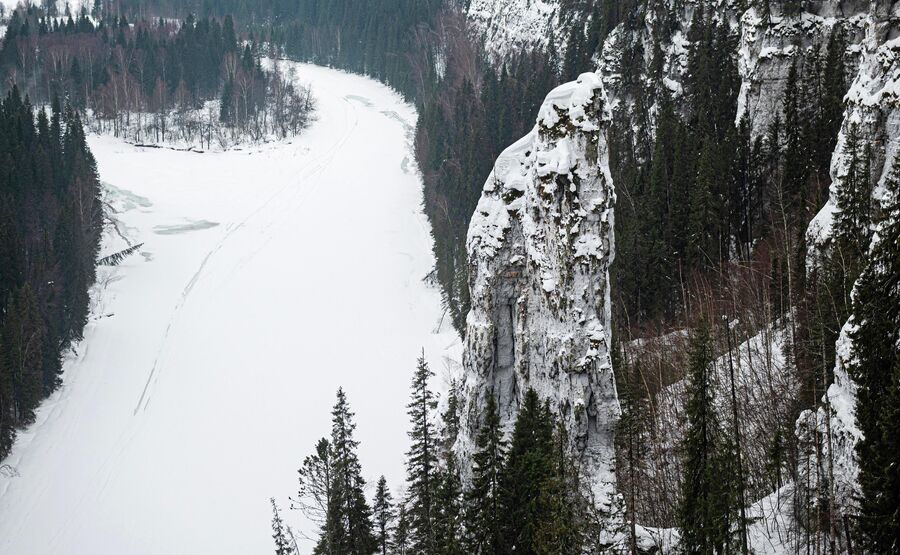 Огромный каменный массив Усьвинские столбы на правом берегу реки Усьвы в Пермском крае. В центре - Чертов Палец. Это отдельно стоящая скала, похожая на палец гиганта, имея высоту 70 метров