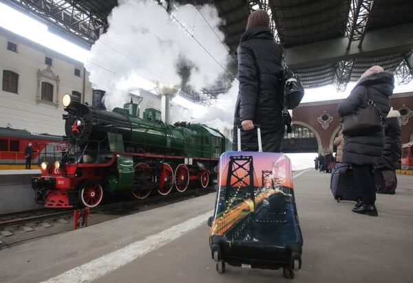 Пассажиры на перроне во время презентации Поезда Деда Мороза на Казанском вокзале в Москве
