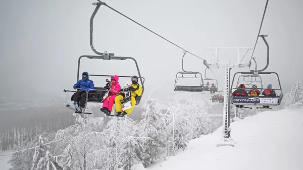 ペルミ地方のグバカ スキー リゾートのスキーリフトに乗る行楽客。 スキーセンターは、高さ 471.3 メートルのクレストヴァヤ山の北斜面にあります。