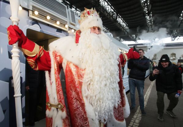 Всероссийский Дед Мороз из Великого Устюга возле Поезд Деда Мороза во время презентации поезда на Казанском вокзале в Москве