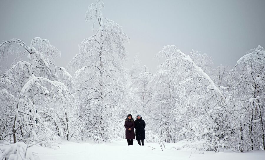 Женщины на экскурсионной прогулке на северном склоне горы Крестовой горнолыжного курорта Губаха в Пермском крае