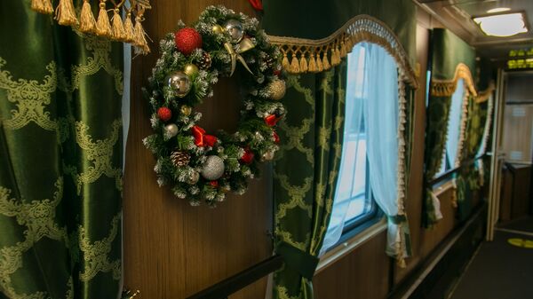 В вагоне сказочного поезда российского Деда Мороза, на котором главный новогодний волшебник страны отправился поздравлять детей, во время первой остановки в Вологде