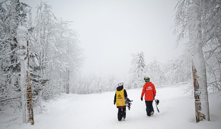Сноубордисты на северном склоне горы Крестовой горнолыжного курорта Губаха в Пермском крае