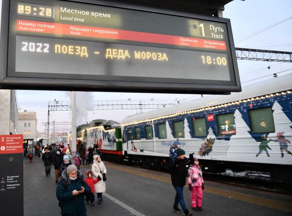 Сказочный поезд Деда Мороза прибыл из Великого Устюга на вокзал Екатеринбурга