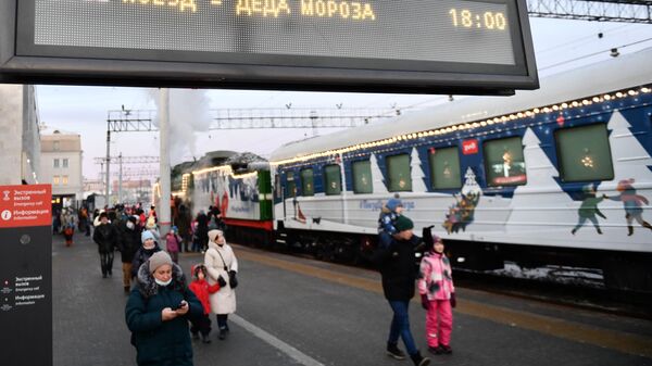 Сказочный поезд Деда Мороза прибыл из Великого Устюга на вокзал Екатеринбурга