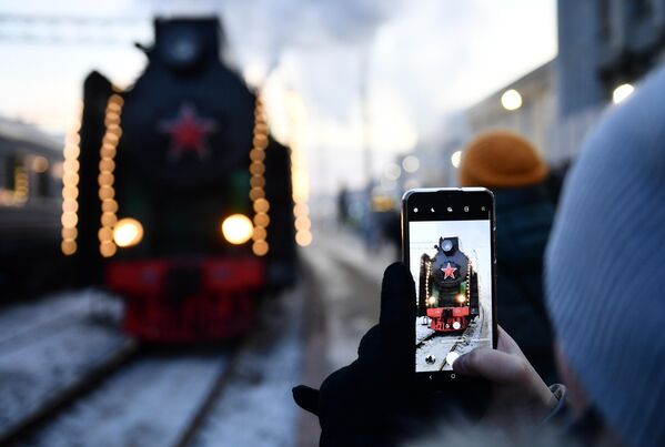 Локомотив серии П36, который украсили новогодними огнями, доставил передвижную резиденцию Деда Мороза в Екатеринбург