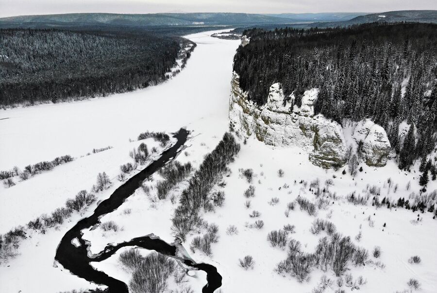 Отвесная скала длиной более 2 км, высотой более 60 м, под названием Камень Говорливый на правом берегу реки Вишера рядом с поселком Вишерогорск в Пермском крае