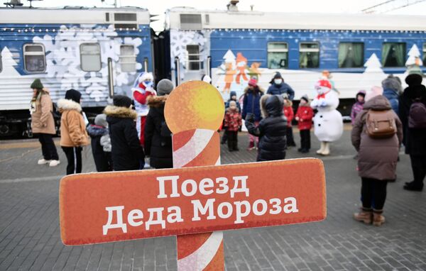 Екатеринбуржцы у Сказочного поезда Деда Мороза, прибывшего из Великого Устюга, на вокзале Екатеринбурга