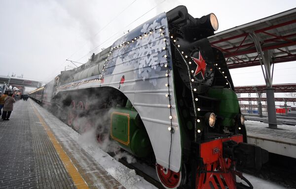 Локомотив серии П36, который украсили новогодними огнями, доставил передвижную резиденцию Деда Мороза на железнодорожный вокзал в Казань