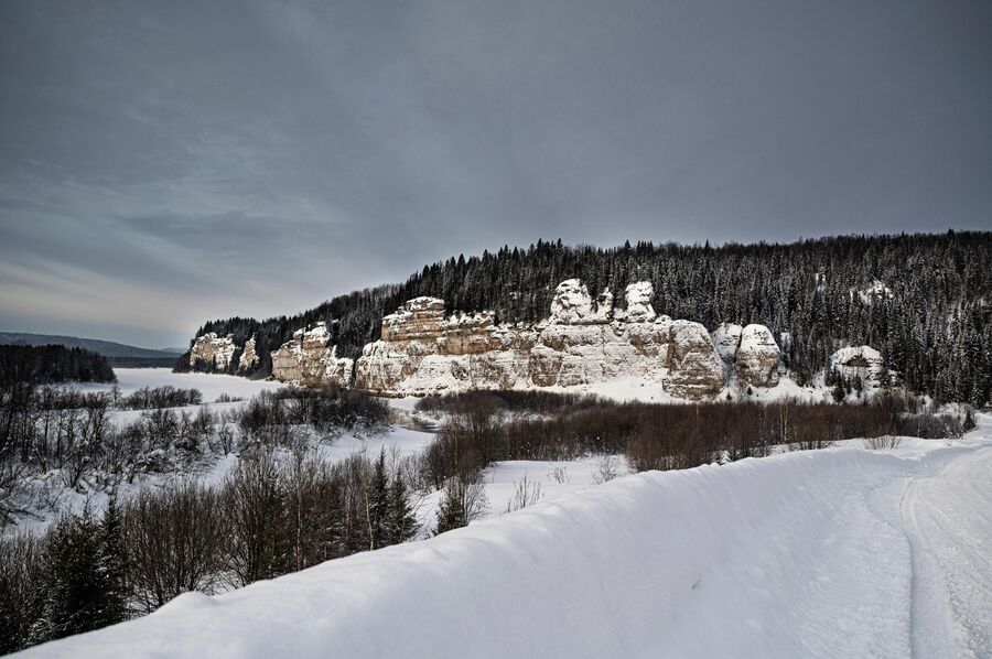 Отвесная скала (длина более двух километров, высота свыше 60 метров) под названием Камень Говорливый на правом берегу реки Вишеры рядом с поселком Вишерогорск в Пермском крае