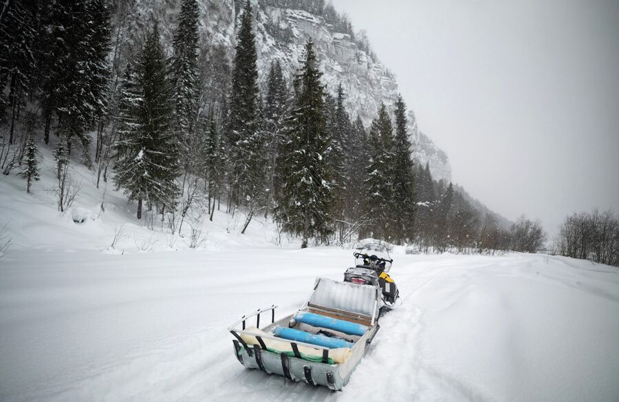 Снегоход по дороге на гору Полюдов камень в Пермском крае
