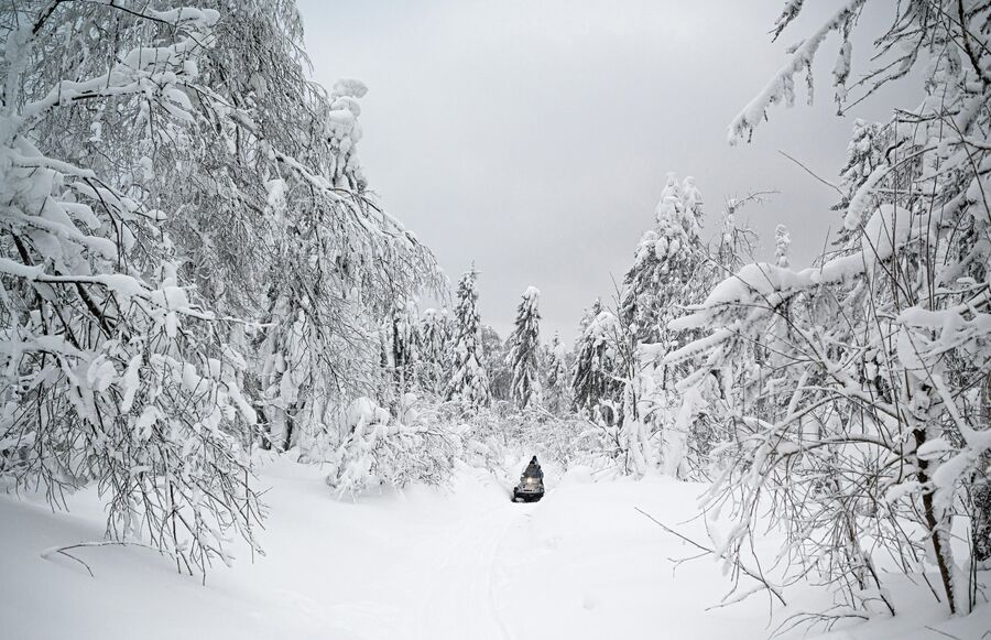 Снегоход по дороге на гору Полюдов камень в Пермском крае