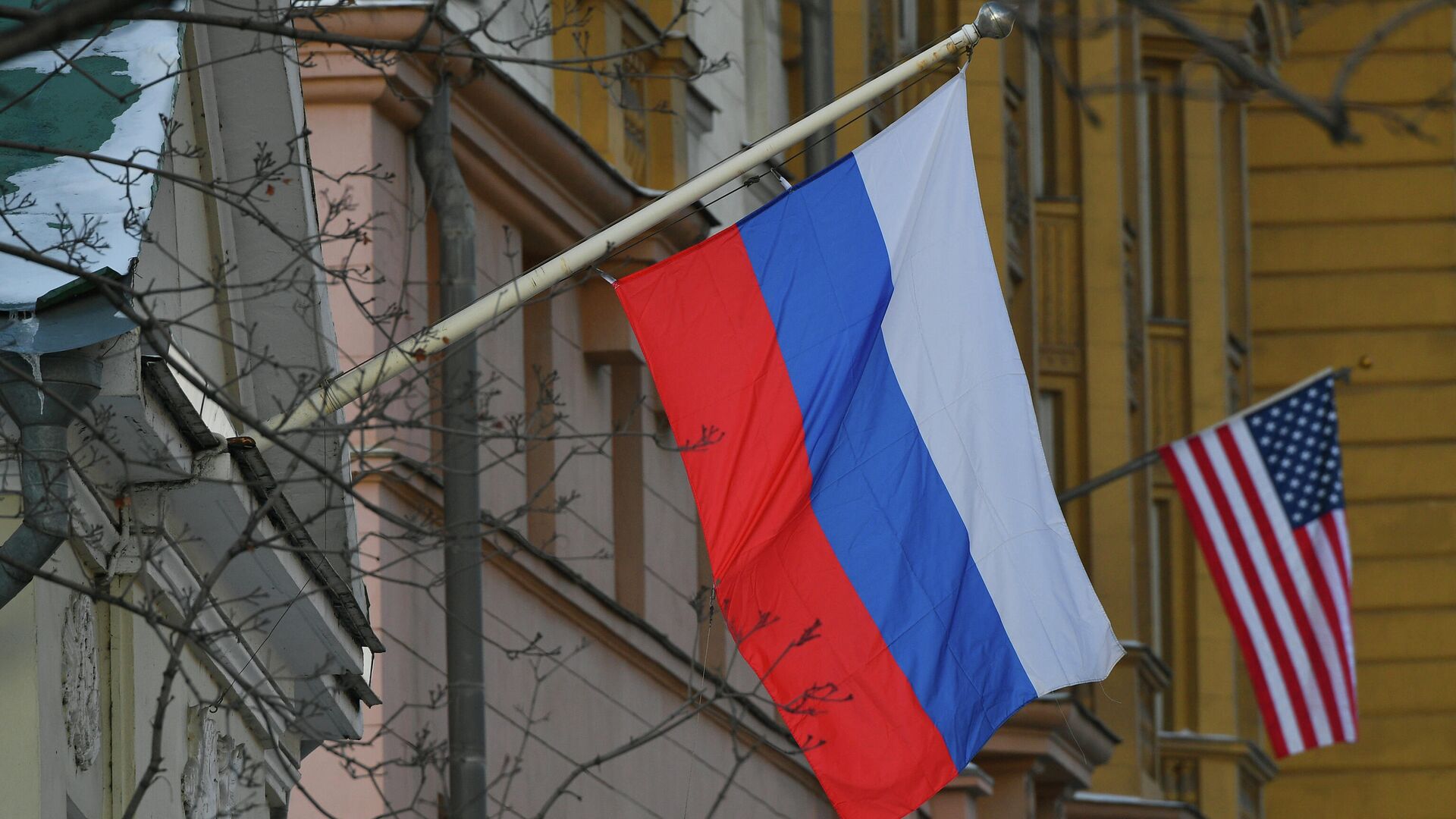 Государственные флаги России и США у американского посольства в Москве - РИА Новости, 1920, 27.12.2021