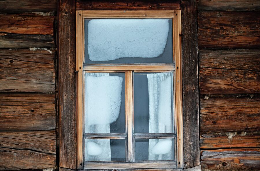 Окно одного из домов на территории архитектурно-этнографического музея Хохловка в Пермском крае