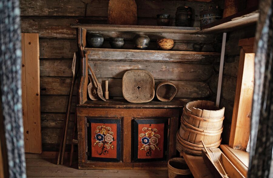 Интерьер одного из деревянных домов на территории архитектурно-этнографического музея Хохловка в Пермском крае