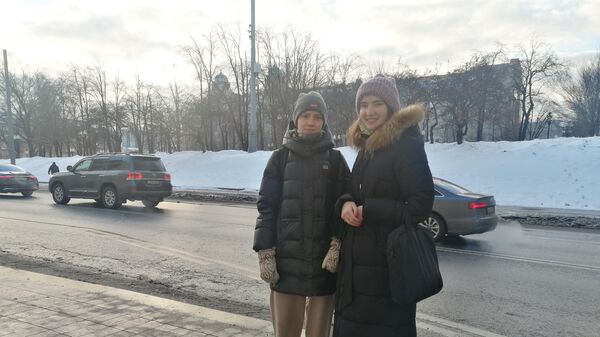 Гуляющие по городу москвичи