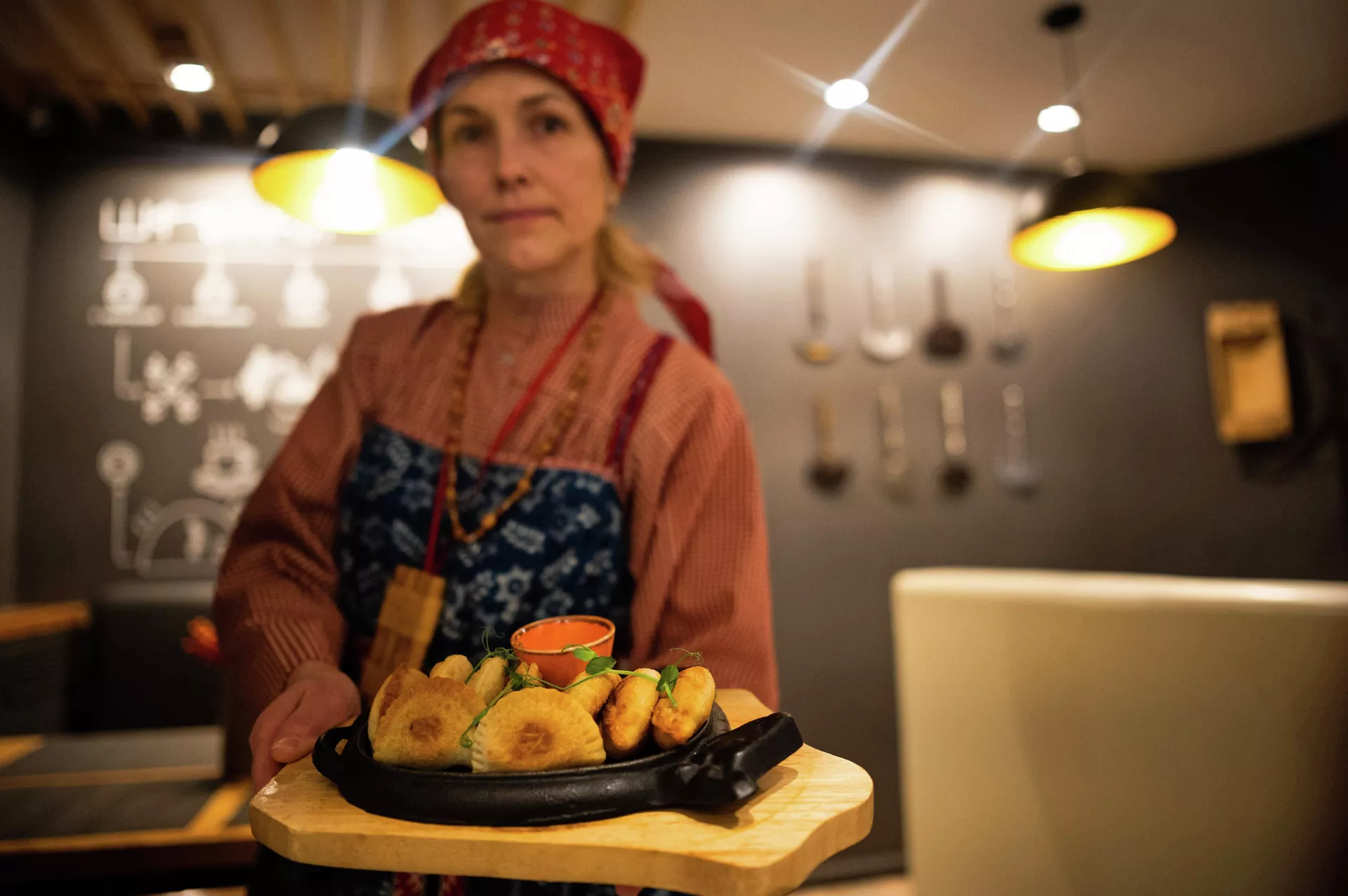ガイドはペルミのカフェ博物館ペルミ料理でポシクンチキを実演 - RIA Novosti、1920年、2023年12月25日