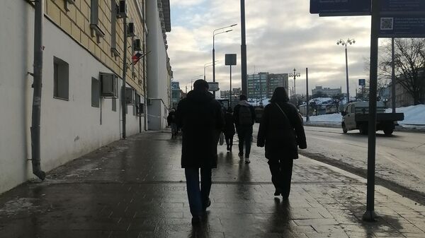 Гуляющие по городу москвичи
