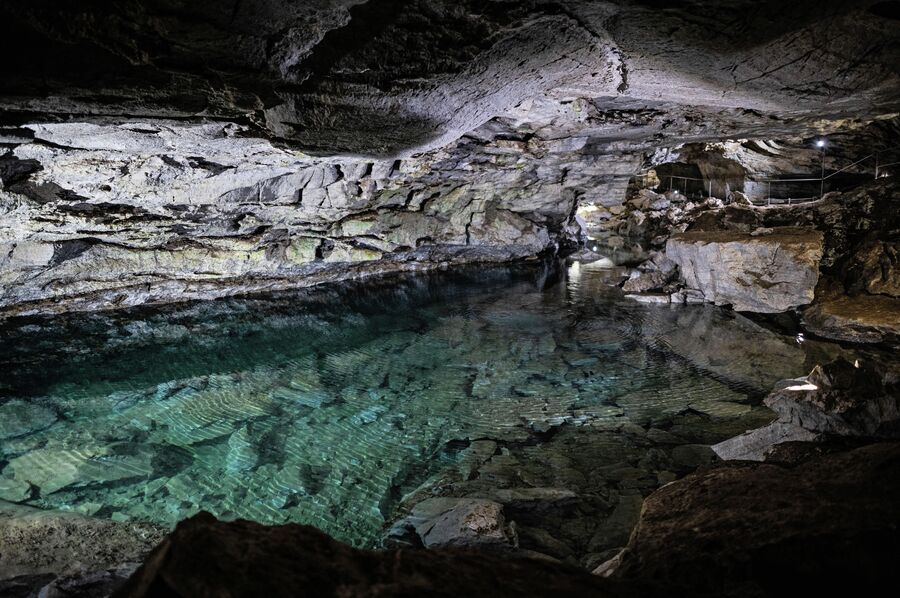 Большое подземное озеро в Кунгурской ледяной пещере в селе Филипповка Пермского края