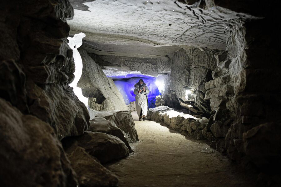 Девушка на экскурсии в Кунгурской ледяной пещере в селе Филипповка Пермского края