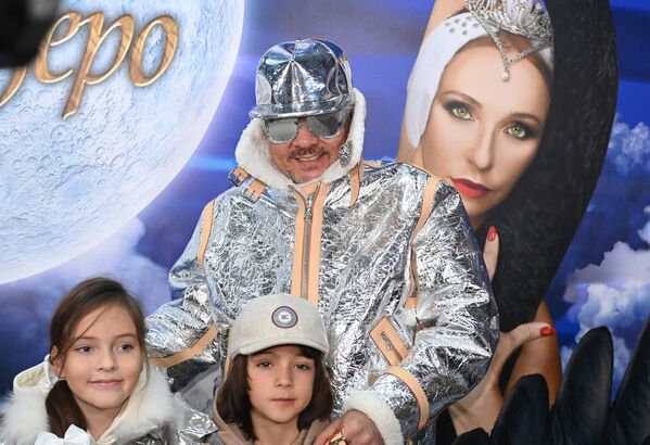 Певец Филипп Киркоров и его дети Алла-Виктория и Мартин на премьере ледового шоу Татьяны Навки Лебединое озеро во дворце спорта Мегаспорт
