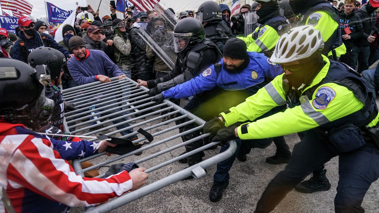 Трамп пообещал помиловать участников штурма Капитолия - РИА Новости,  30.01.2022