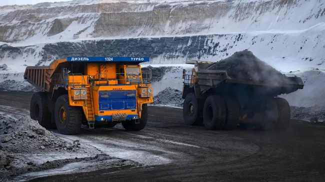 Автомобили BELAZ перевозят уголь