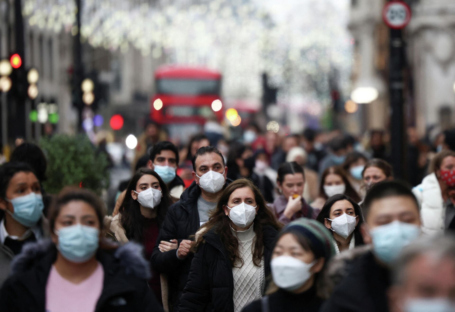 Люди в защитных масках на Оксфорд-стрит в Лондоне - РИА Новости, 1920, 27.12.2021