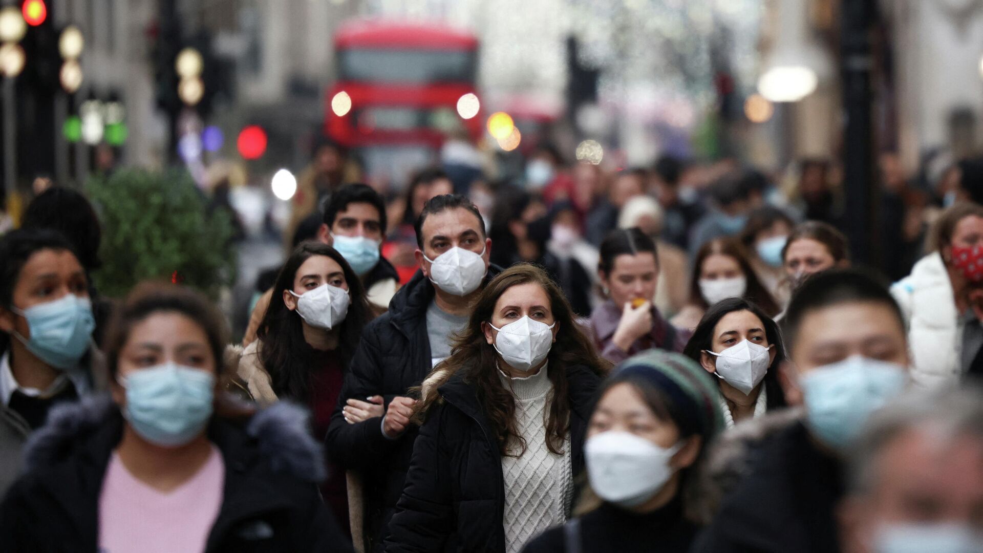 Люди в защитных масках на Оксфорд-стрит в Лондоне - РИА Новости, 1920, 31.12.2021