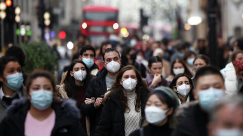 Люди в защитных масках на Оксфорд-стрит в Лондоне