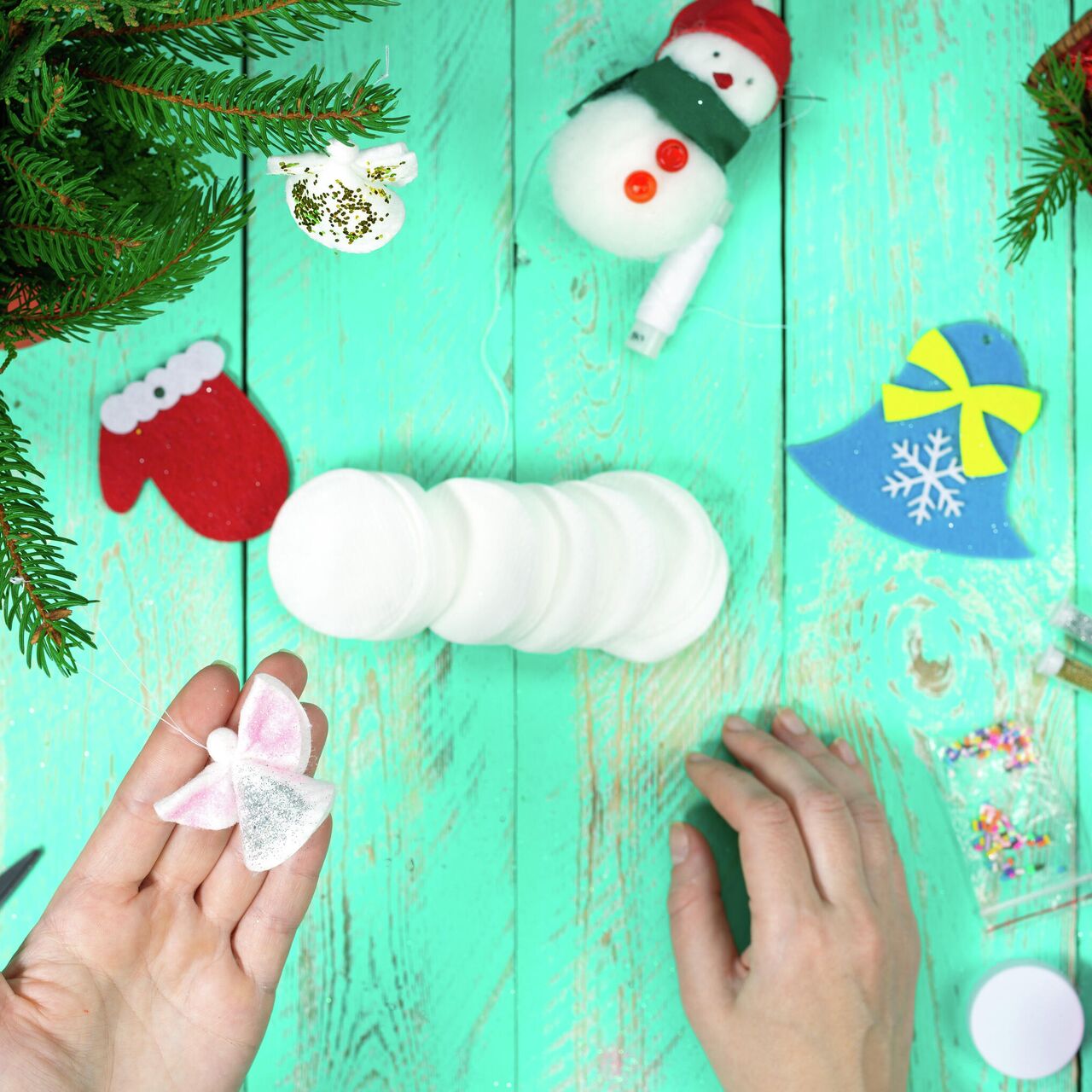 Как сделать своими руками снеговика из бумаги и картона