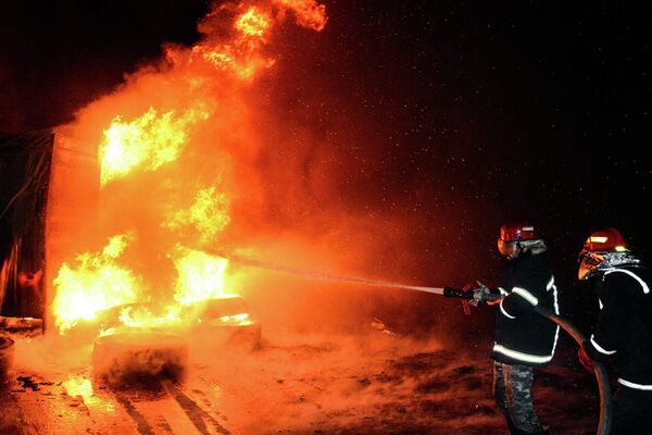 Пожарные на месте авиаударов Израиля по порту Латакии у российской авиабазы Хмеймим