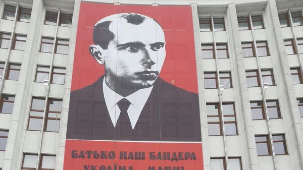 Баннер с изображением Степана Бандеры на здании областной администрации в Тернополе
