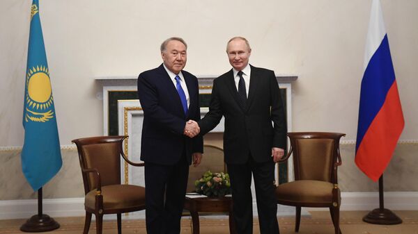 Президент РФ Владимир Путин и первый президент Казахстана - Лидер нации Нурсултан Назарбаев во время встречи в рамках неформального саммита руководителей государств - участников СНГ
