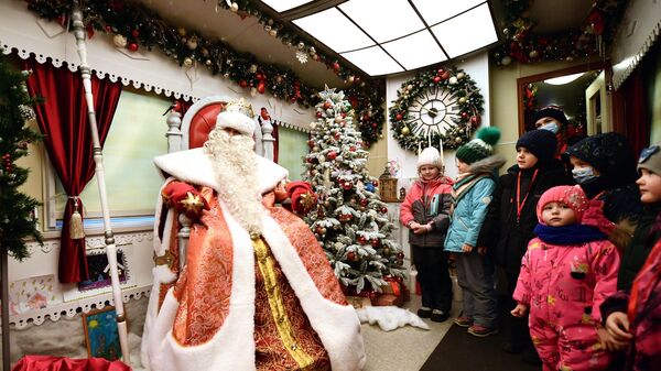 Дед Мороз из Великого Устюга принимает детей в своей передвижной резиденции, прибывшей в Екатеринбург