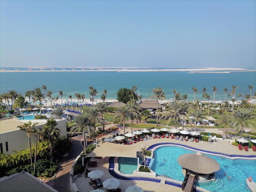 Вид на бассейн и пальму комплекса JA The Resort Dubai