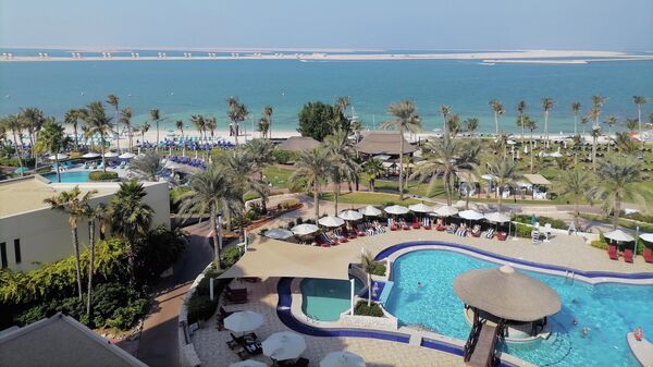 Вид на бассейн и пальму комплекса JA The Resort Dubai