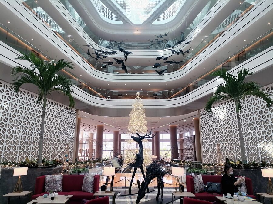 Холл отеля JA Lake View в Дубае