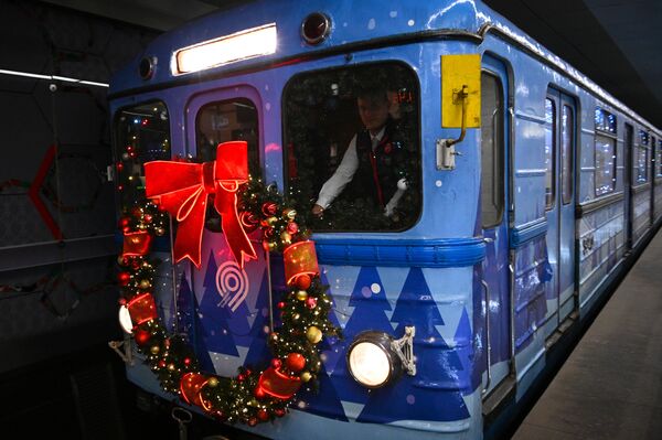 Машинист в кабине Новогоднего поезда московского метро Еж3, который вышел в преддверии Нового года на Таганско-Краснопресненскую линию