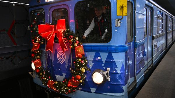 Машинист в кабине новогоднего поезда московского метро  