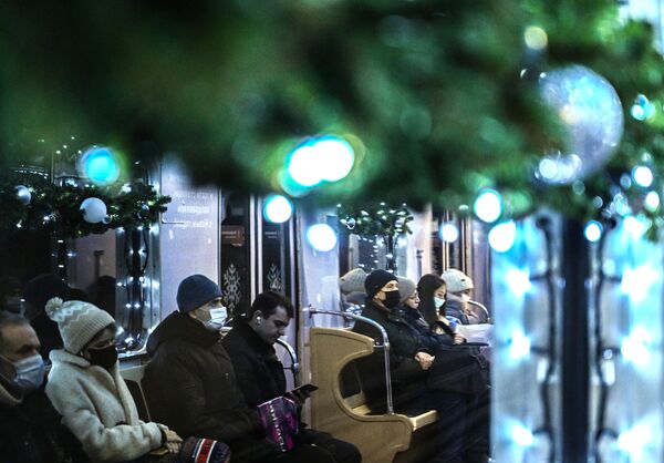 Пассажиры в вагоне Новогоднего поезда московского метро Еж3, который вышел в преддверии Нового года на Таганско-Краснопресненскую линию