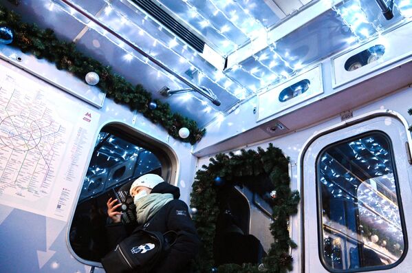 Пассажир в вагоне Новогоднего поезда московского метро Еж3, который вышел в преддверии Нового года на Таганско-Краснопресненскую линию