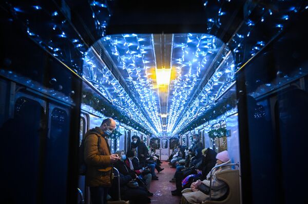 Пассажиры в вагоне Новогоднего поезда московского метро Еж3, который вышел в преддверии Нового года на Таганско-Краснопресненскую линию