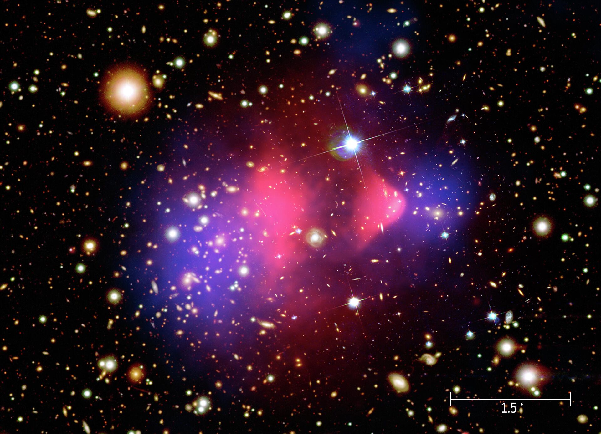 Составное изображение галактического кластера Пули, полученное наземными Магеллановыми телескопами и космическими телескопами Хаббл и Чандра - РИА Новости, 1920, 28.12.2021